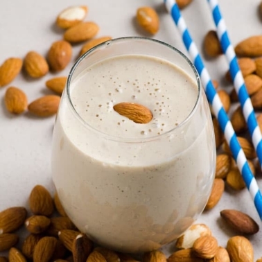 almond breakfast smoothie recipe