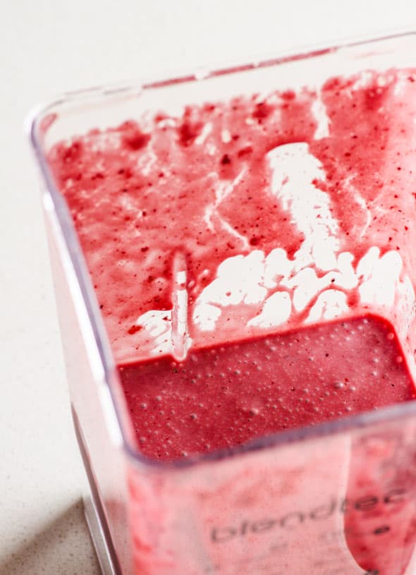 Gemischtes Beeren-Salatdressing im Mixer