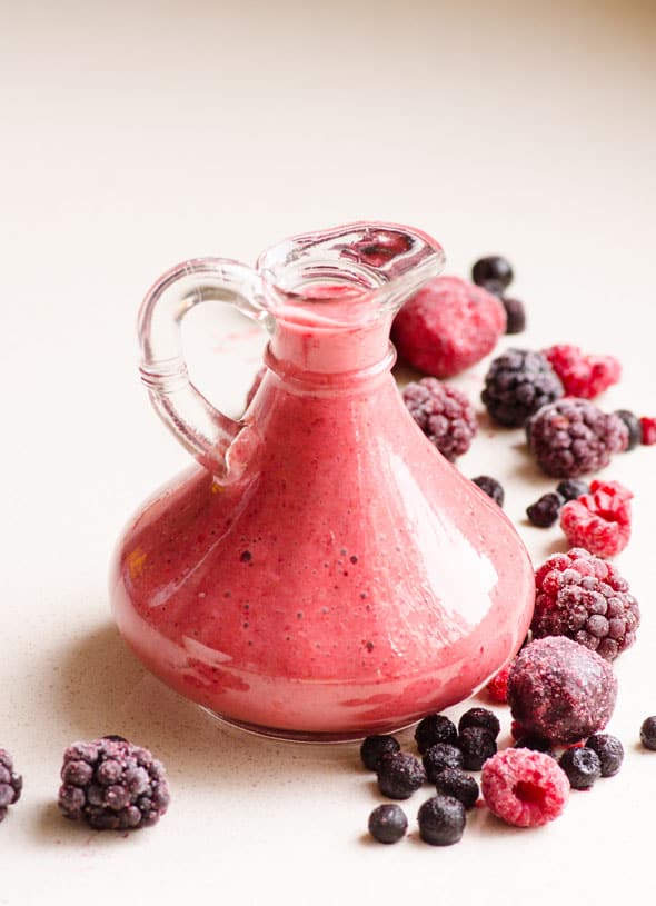 Aderezo para ensalada de bayas con su elección de bayas frescas o congeladas, aceite de oliva y vinagre de sidra de manzana. Vinagreta cremosa de bayas. Preparar con antelación y refrigerar.