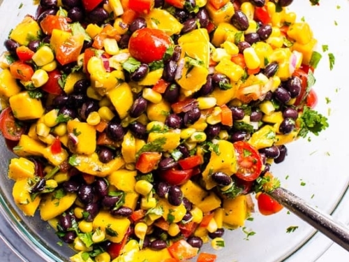 https://ifoodreal.com/wp-content/uploads/2017/12/FG-mango-black-bean-salad-500x375.jpg