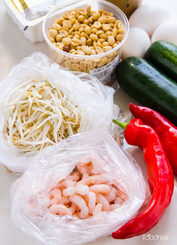 Peanuts, red pepper, zucchini, bean sprouts, eggs, tofu and shrimp.