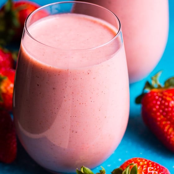 Healthy Strawberry Smoothie (4 Ingredients!)