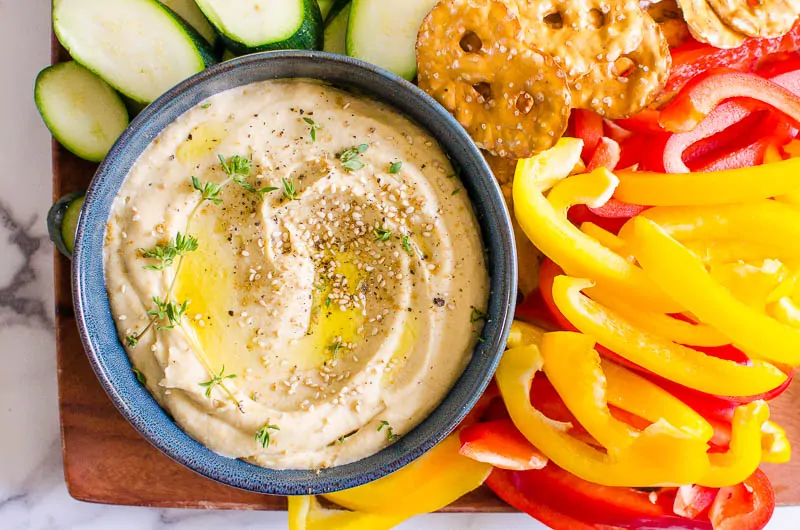 houmous à l'ail servi avec des légumes et des frites