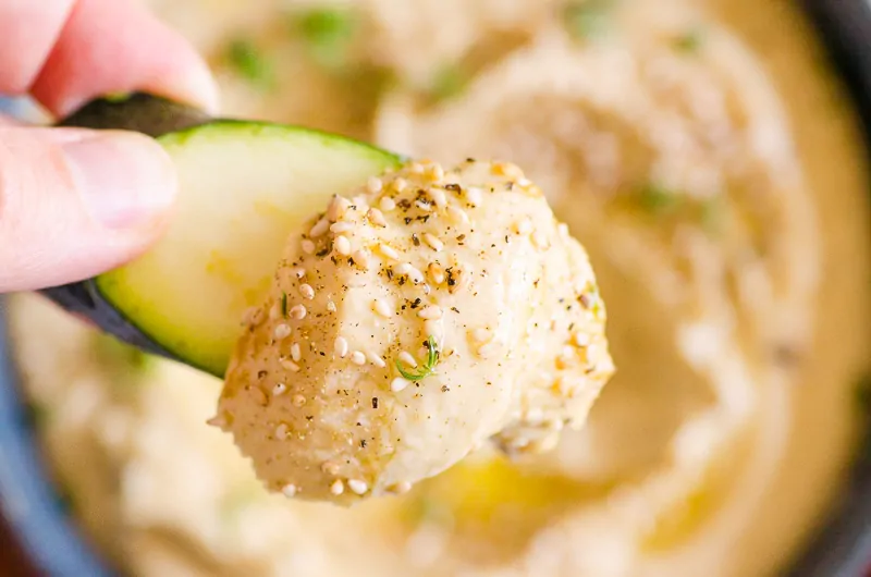 hummus geserveerd op een courgette plak