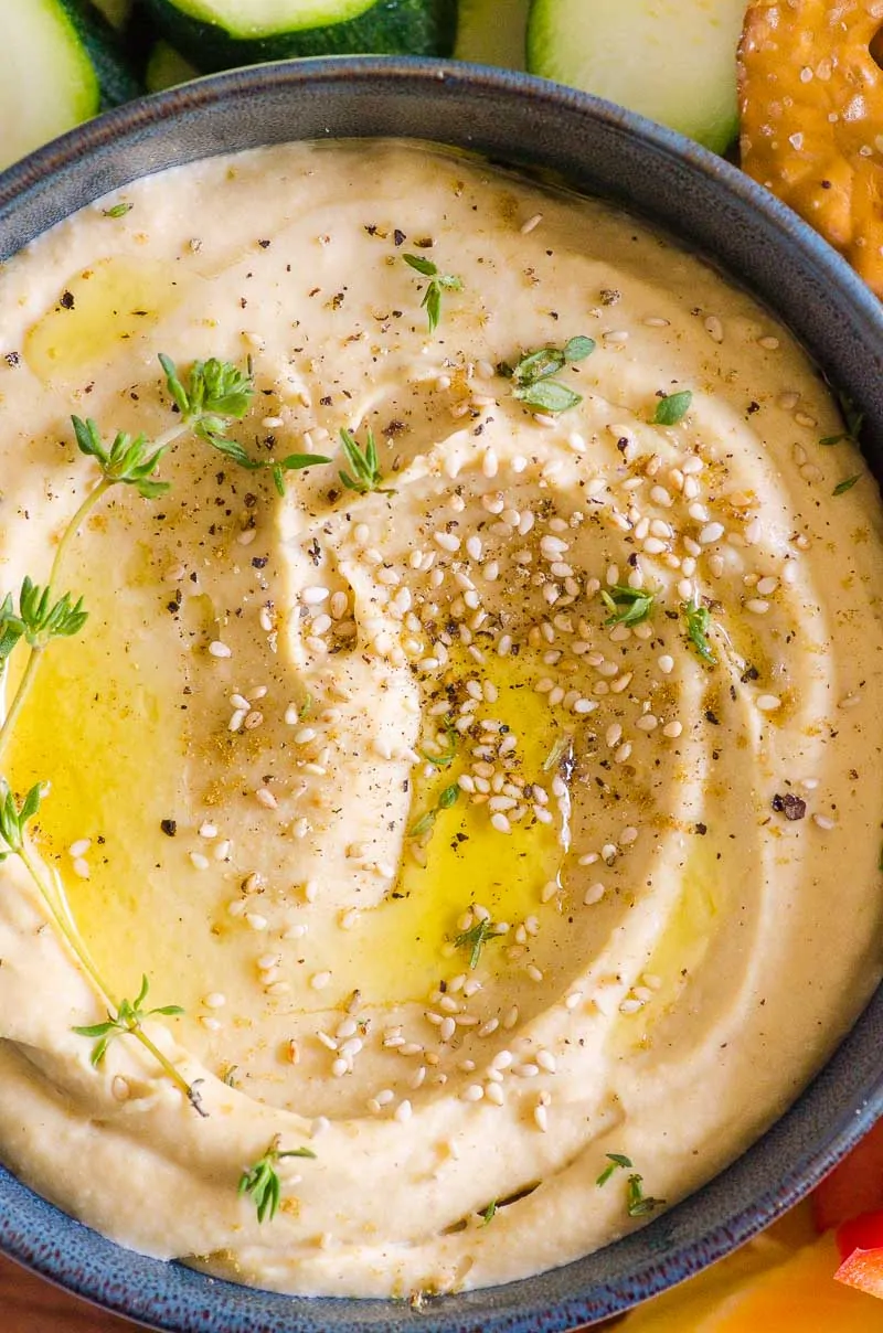 Knoblauch-Hummus-Rezept in einer mit Olivenöl garnierten Schüssel