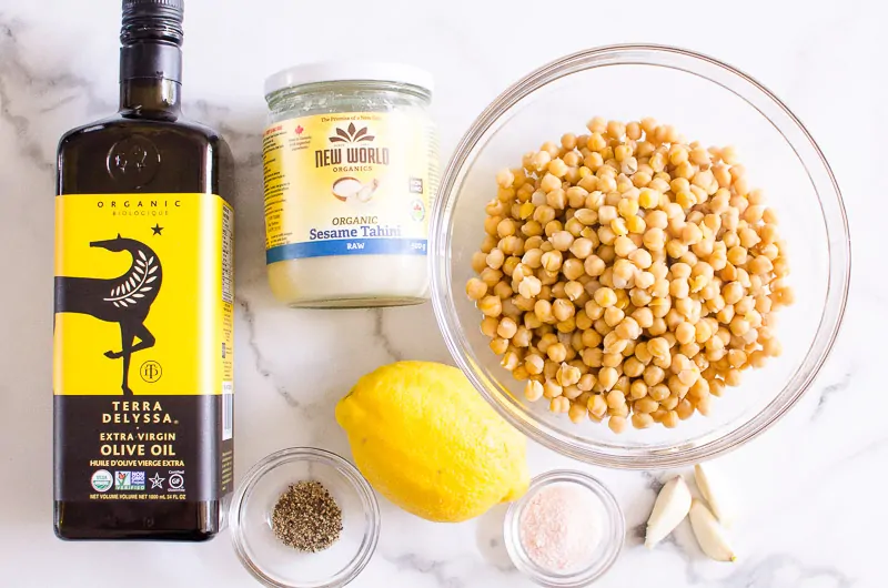 los ingredientes de la receta de hummus incluyen garbanzos, aceite de oliva, tahini, limón, ajo y especias