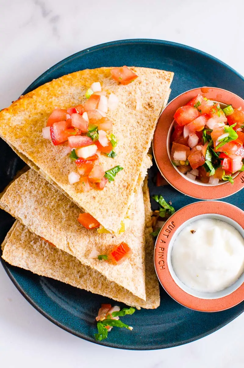 Quesadillas de poulet sur une assiette avec pico de gallo