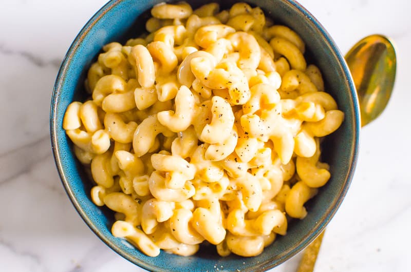 Instant Pot mac and cheese in a blue bowl.