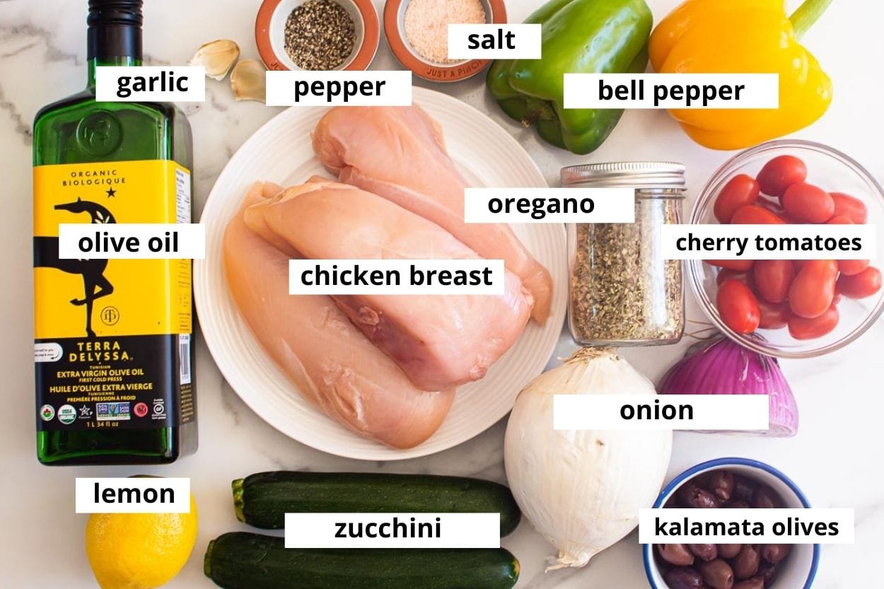 Bell pepper, chicken breast, zucchini, onion, tomatoes, olives, oil, oregano, salt, pepper and lemon.