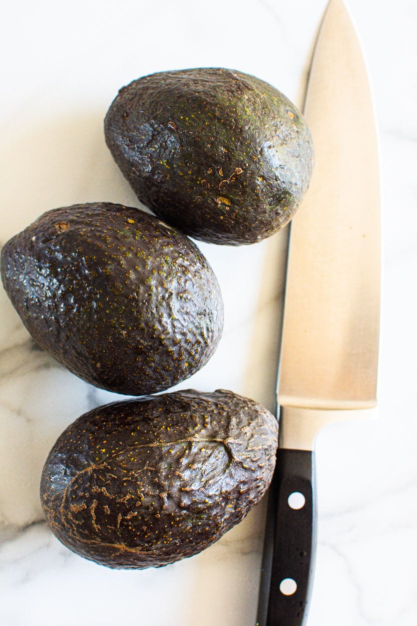 https://ifoodreal.com/wp-content/uploads/2021/05/how-to-cut-an-avocado-16.jpg