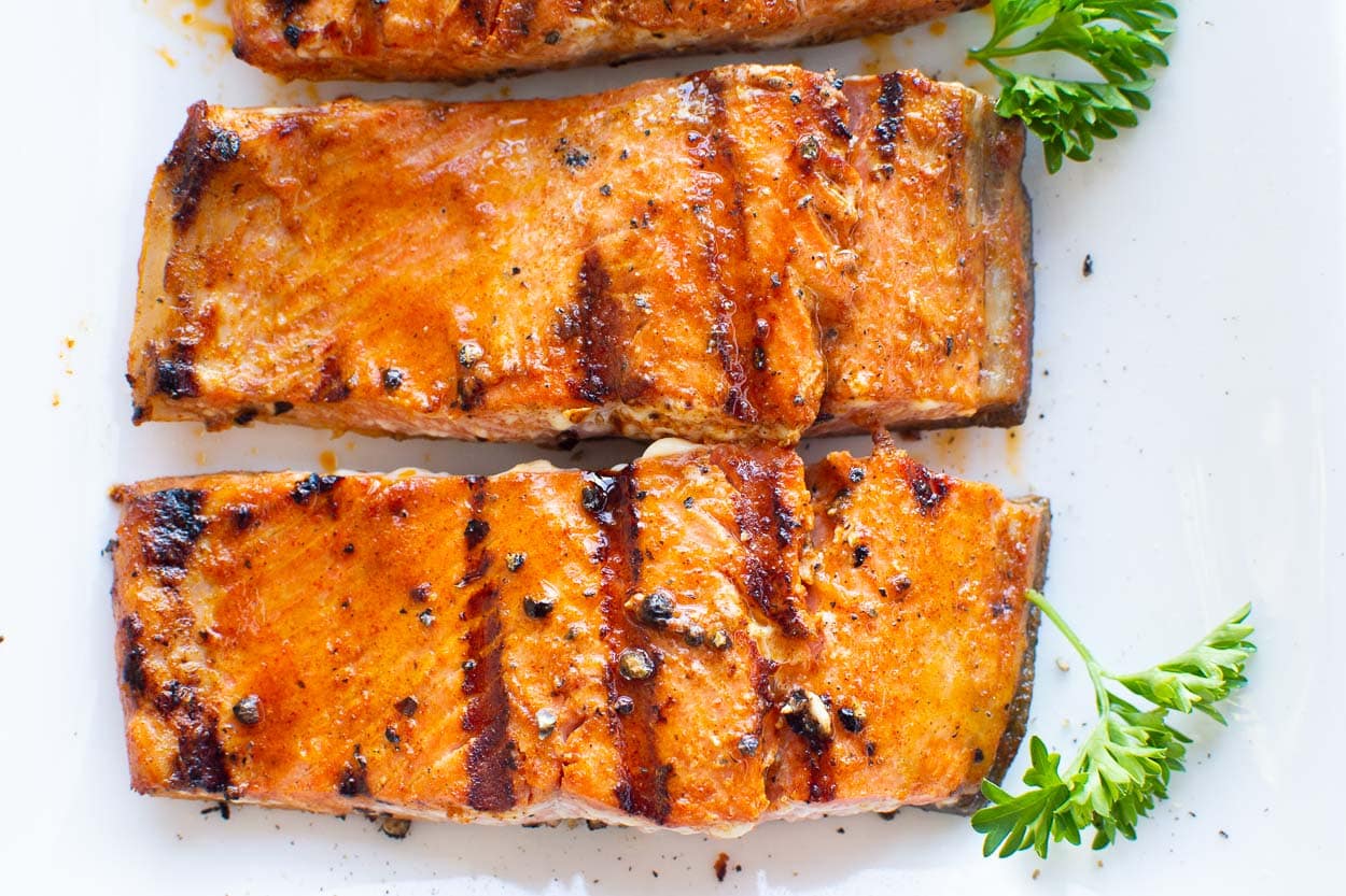 Salmon fillets from the grill with garnish.