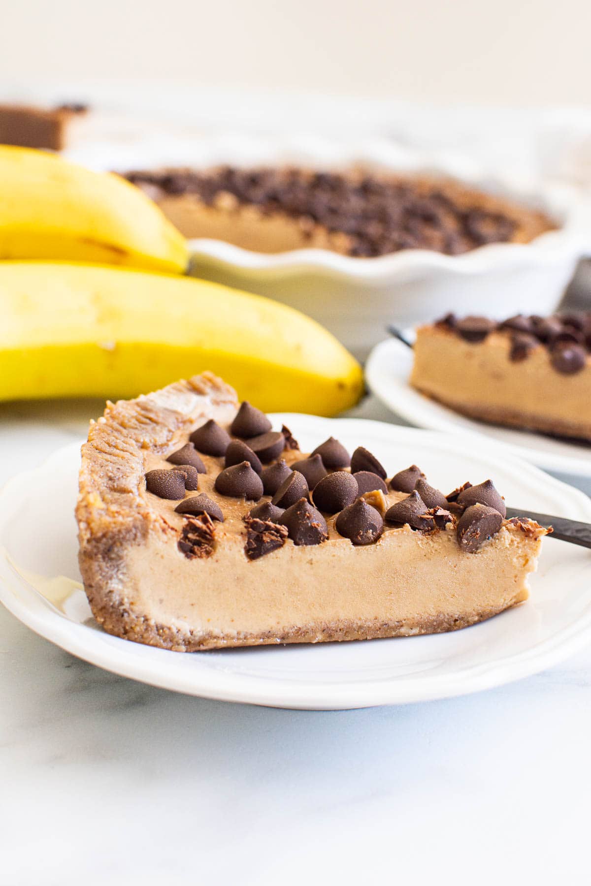 no bake peanut butter pie with pie on plate and bananas