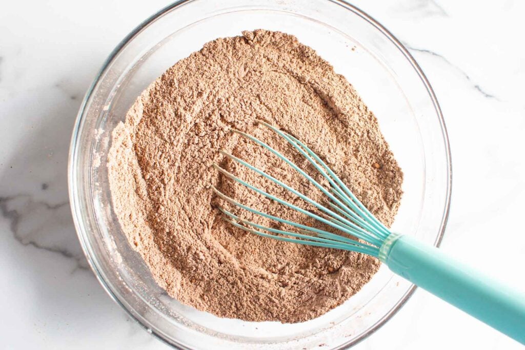 whisked flour and cacao powder in a bowl