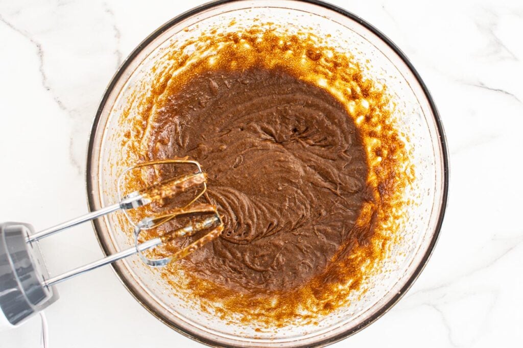 Add molasses and vanilla in mixing bowl.