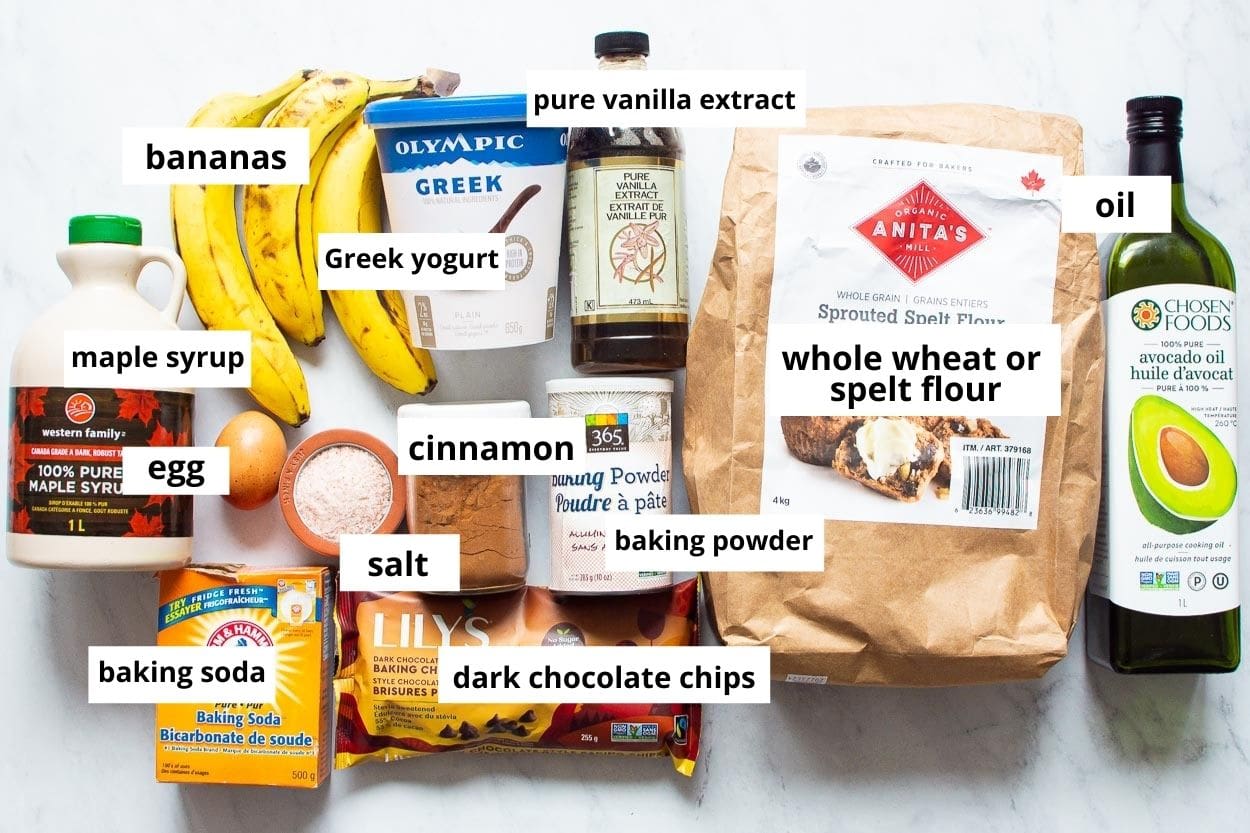 Spelt flour, maple syrup, bananas, yogurt, maple syrup, oil, dark chocolate chips, egg, leavening agents, cinnamon.