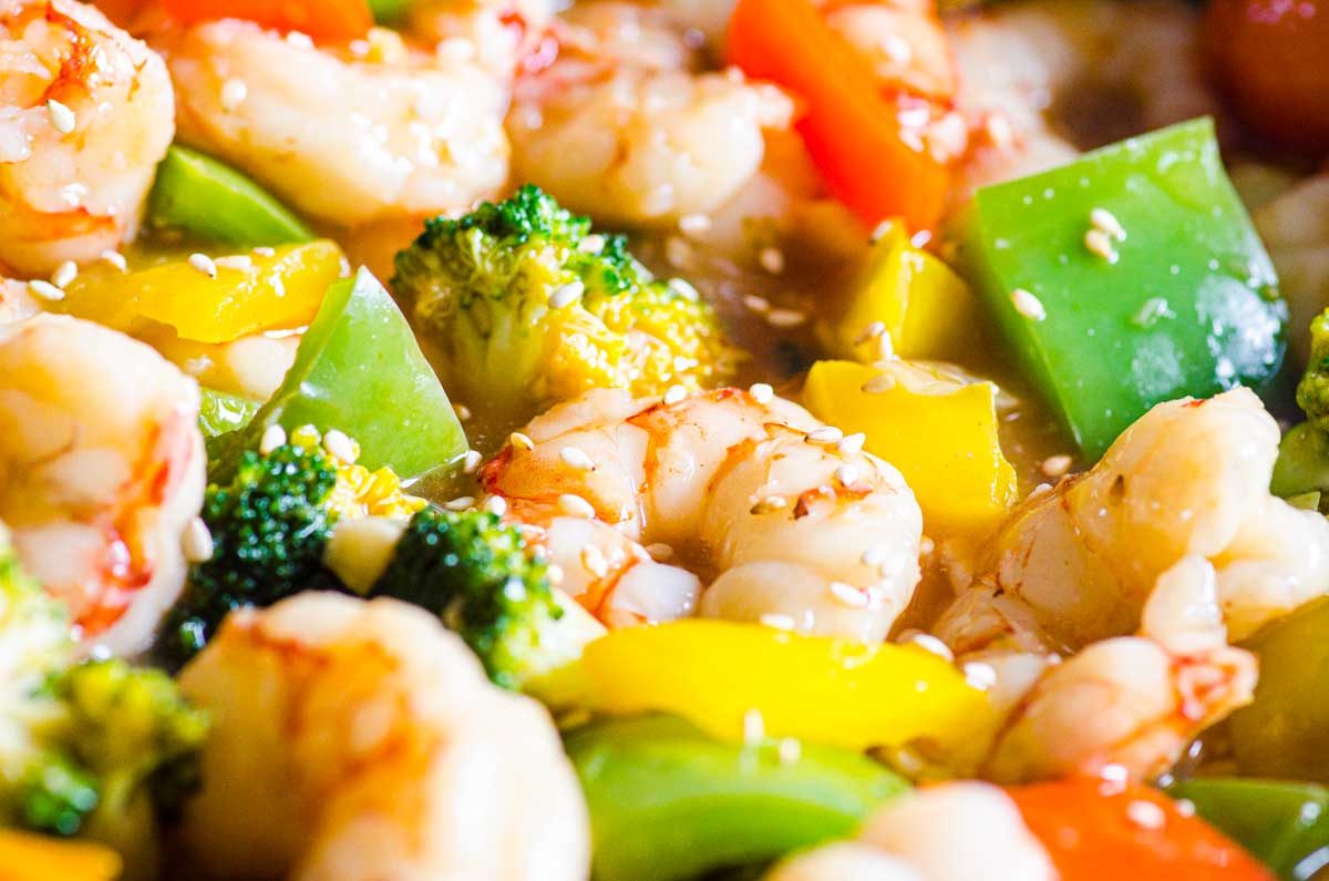 shrimp with bell peppers and broccoli and sesame seeds