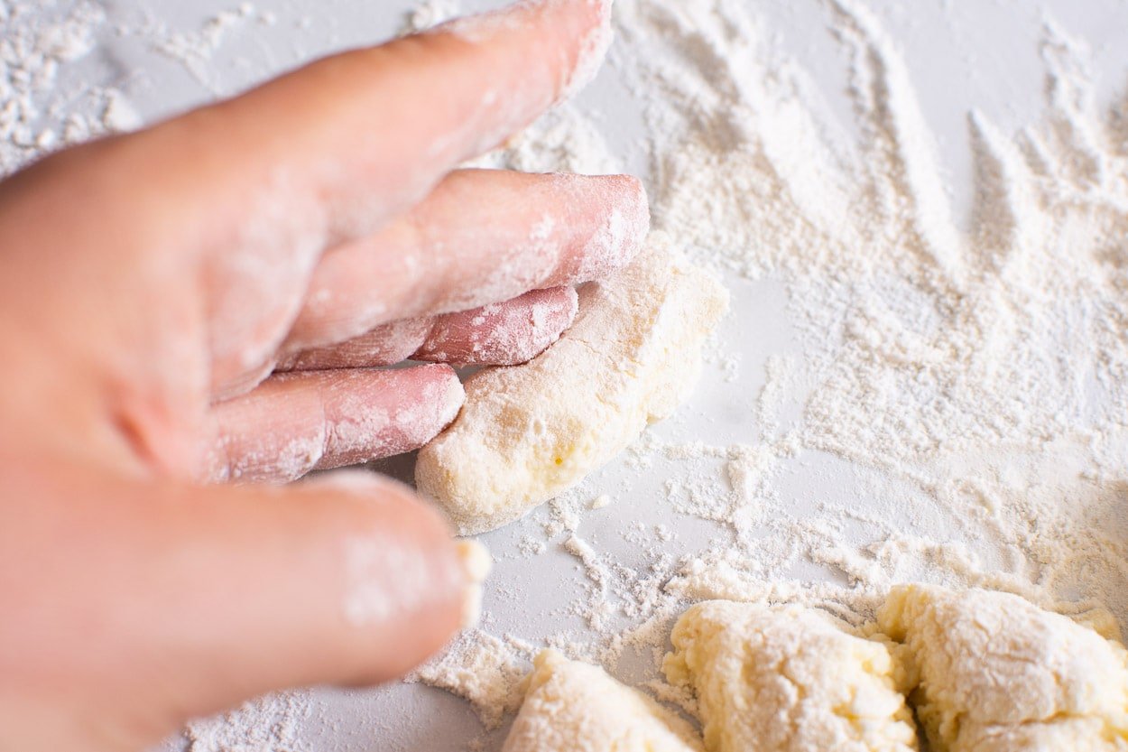 Lenivye vareniki rolled in flour.