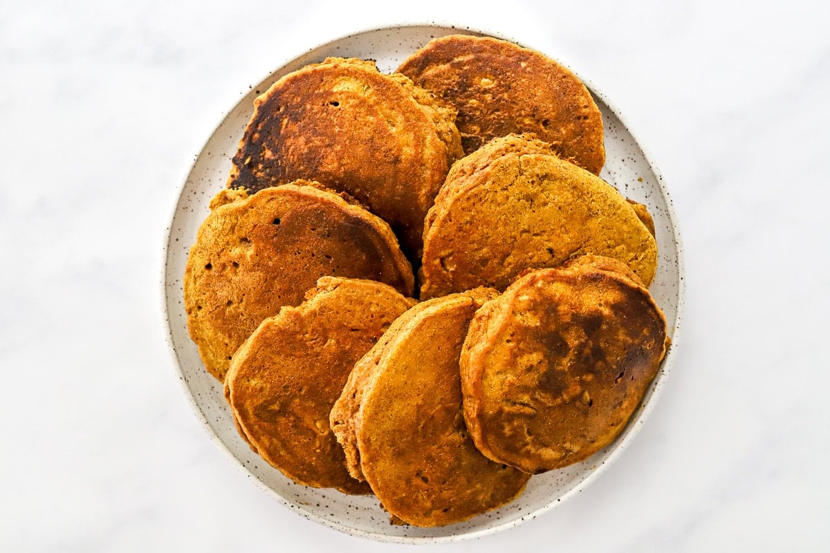 A plate with pancakes.