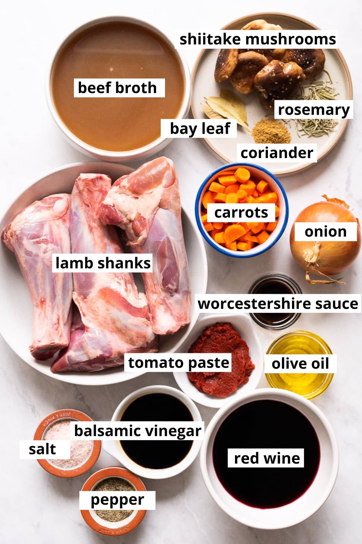 Lamb shanks, carrots, onion, shiitake mushrooms, beef broth, rosemary, they leave, coriander, worcestershire sauce, tomato paste, oil, balsamic vinegar, red wine, salt and pepper.
