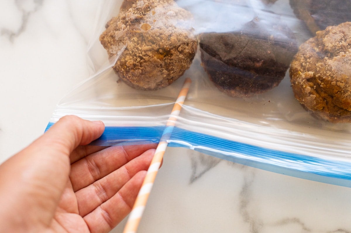 https://ifoodreal.com/wp-content/uploads/2023/09/How-to-freeze-muffins-in-a-bag.jpg