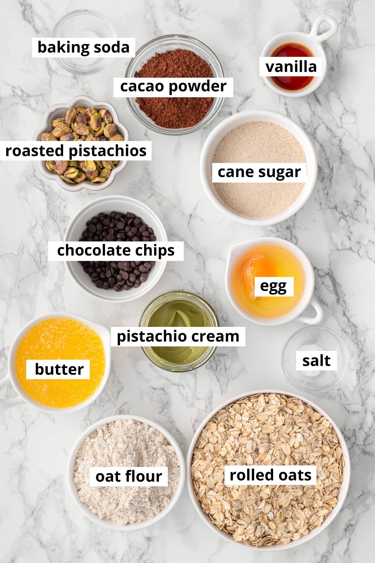 Pistachios, rolled oats, oat flour, pistachio cream, chocolate chips, baking soda, vanilla, sugar, egg, salt, butter, cacao powder.